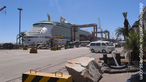 Kreuzfahrtschiff im Hafen von Montevideo, Uruguay